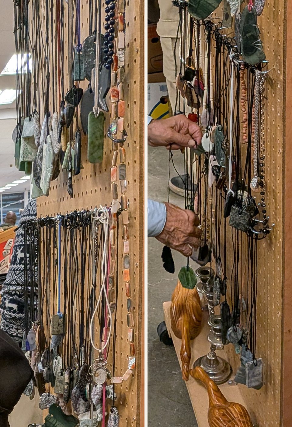 Panneau de bois perforé couvert de pendentifs en pierre sur cordons noirs